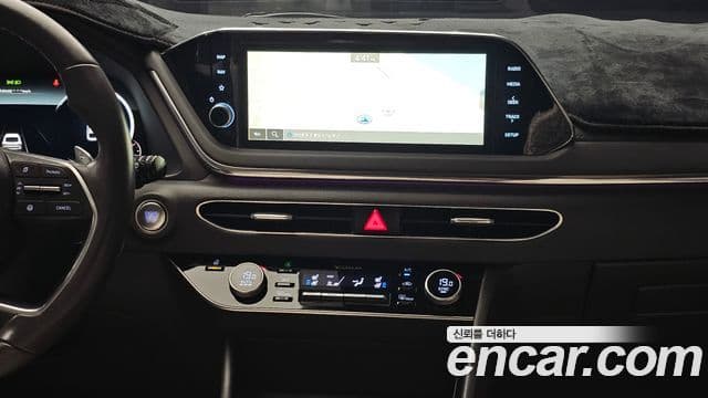 Hyundai Sonata Hybrid 2020 — Photo 19/32