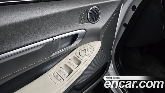 Hyundai Sonata Hybrid 2020 — Photo 28/32