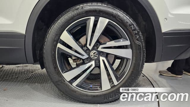 Volkswagen Touareg 2023 — Şəkil 29/30