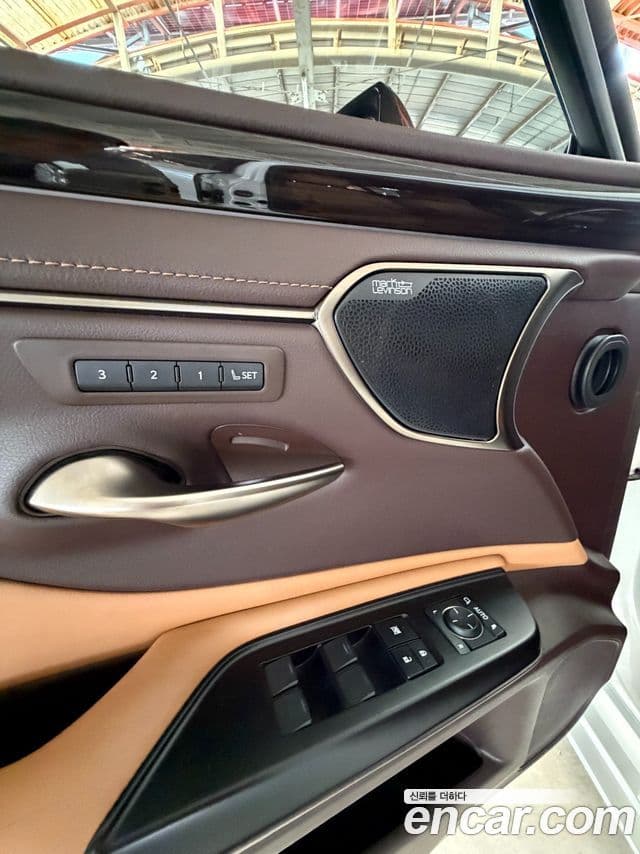 Lexus ES300h 2019 — ფოტო 14/18