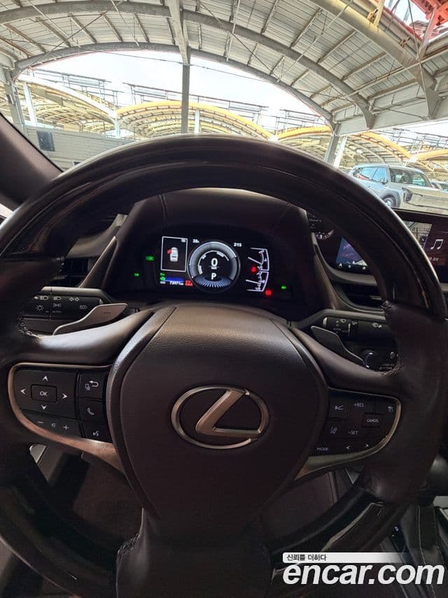 Lexus ES300h 2019 — ფოტო 4/18