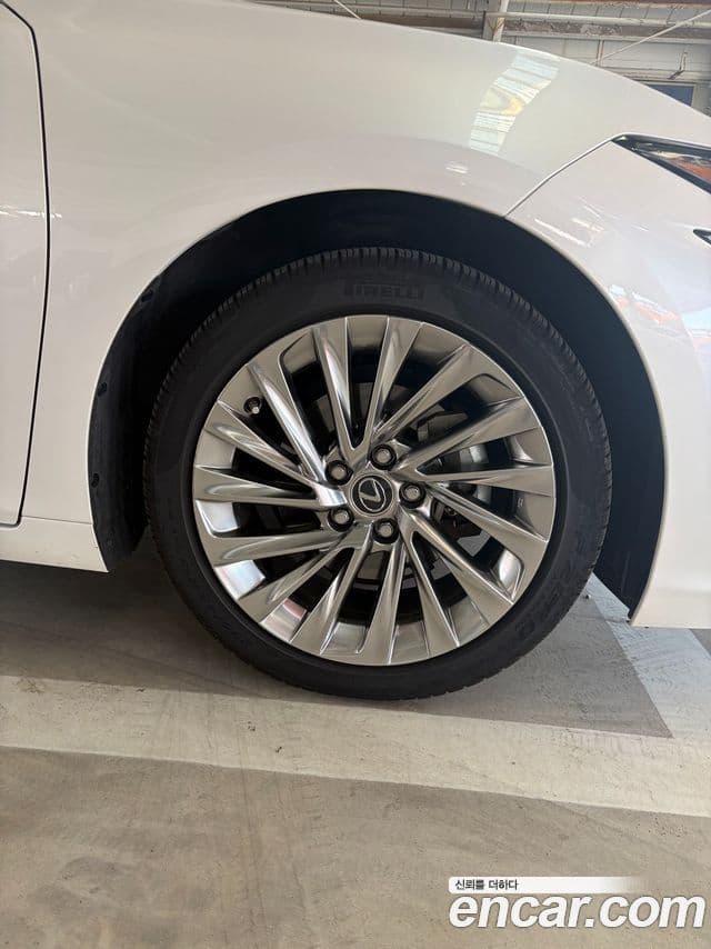 Lexus ES300h 2019 — ფოტო 2/18