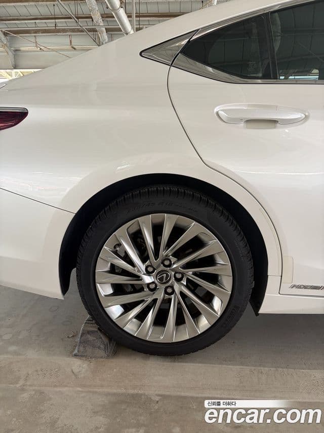 Lexus ES300h 2019 — ფოტო 8/18