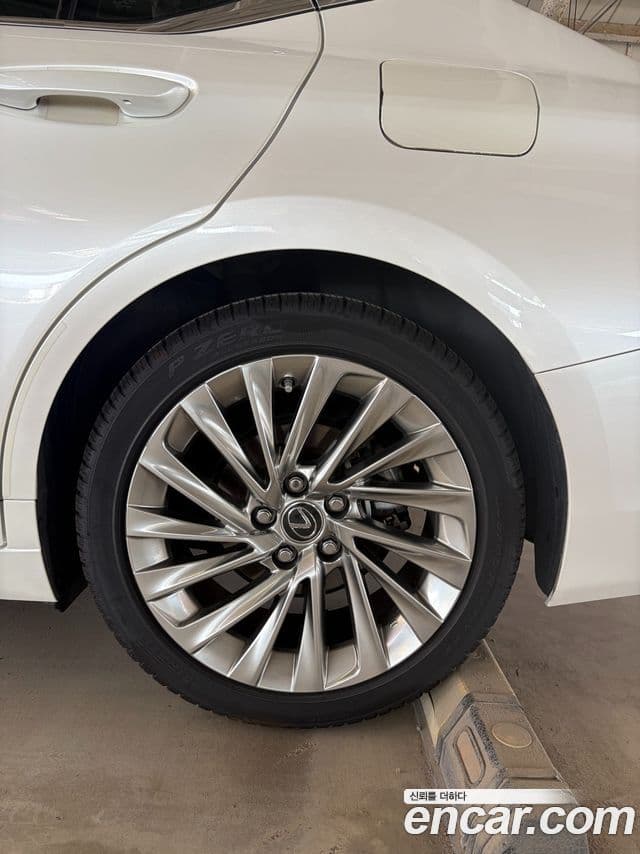 Lexus ES300h 2019 — ფოტო 10/18