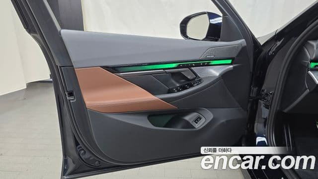 BMW 5 Series 2025 — Photo 21/32
