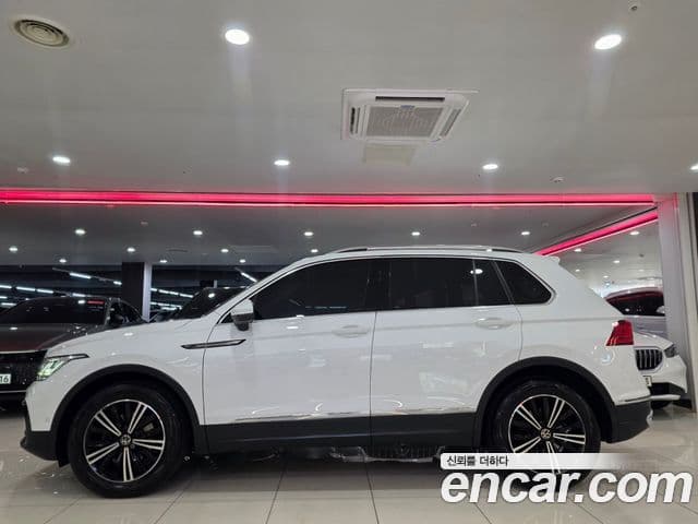 Volkswagen Tiguan 2022 — Photo 9/17