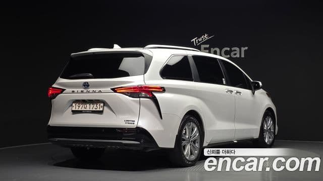 Toyota Sienna 2022 — ფოტო 29/33