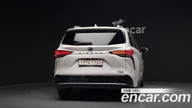 Toyota Sienna 2022 — ფოტო 5/33