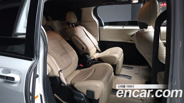 Toyota Sienna 2022 — ფოტო 24/33