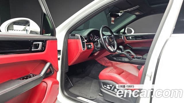Porsche Cayenne 2020 — Photo 17/36