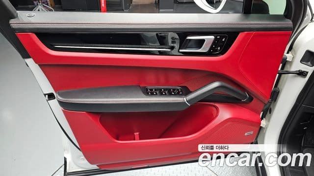 Porsche Cayenne 2020 — Photo 2/36