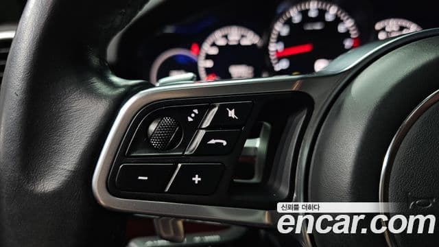 Porsche Cayenne 2020 — Photo 18/36