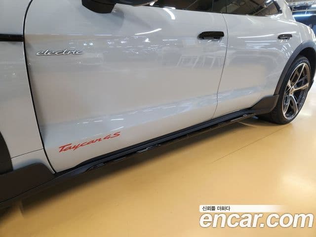 Porsche Taycan 2022 — ფოტო 17/20