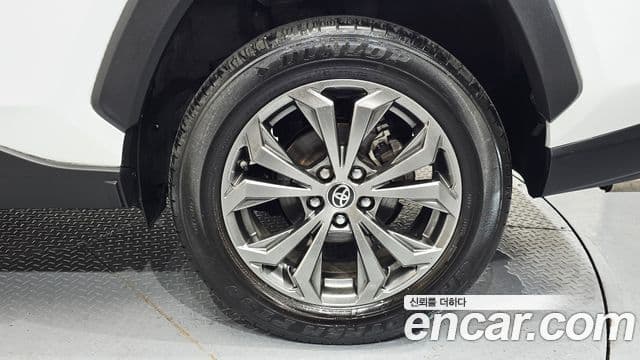 Toyota RAV4 2024 — ფოტო 28/30