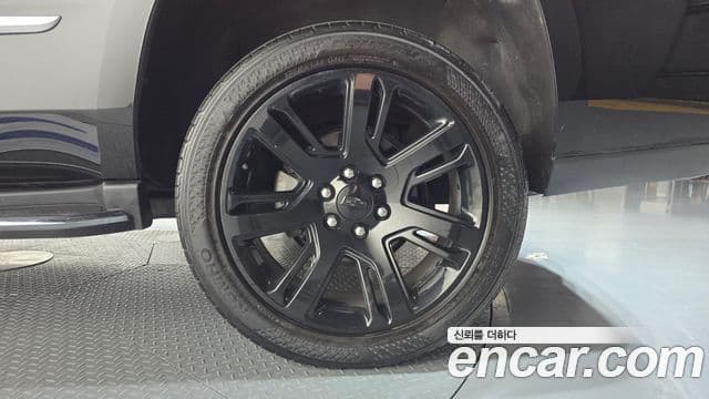 Cadillac Escalade 2018 — Şəkil 28/36