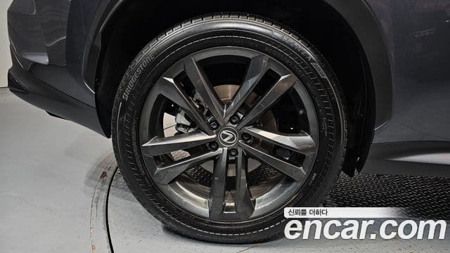 Lexus NX350h 2023 — Photo 11/33