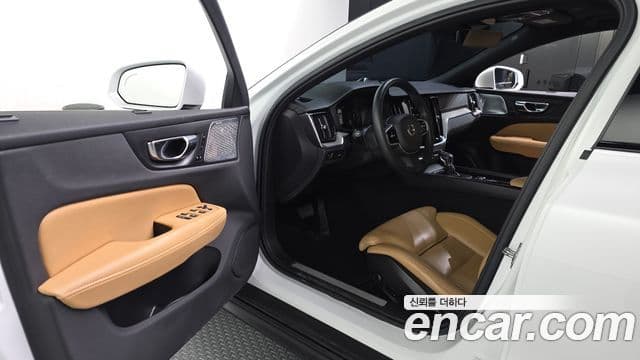 Volvo V60 Cross Country 2019 — ფოტო 16/34