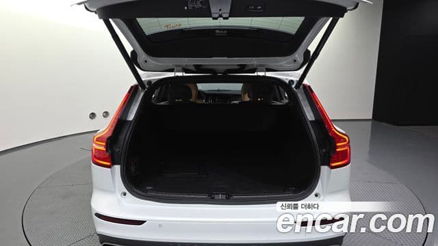 Volvo V60 Cross Country 2019 — ფოტო 31/34