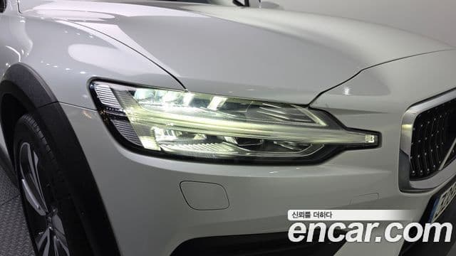 Volvo V60 Cross Country 2019 — ფოტო 27/34