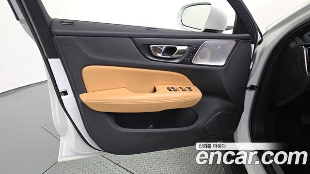 Volvo V60 Cross Country 2019 — ფოტო 14/34