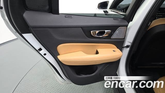 Volvo V60 Cross Country 2019 — ფოტო 18/34