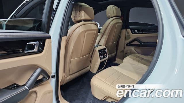 Porsche Cayenne 2023 — Photo 19/36