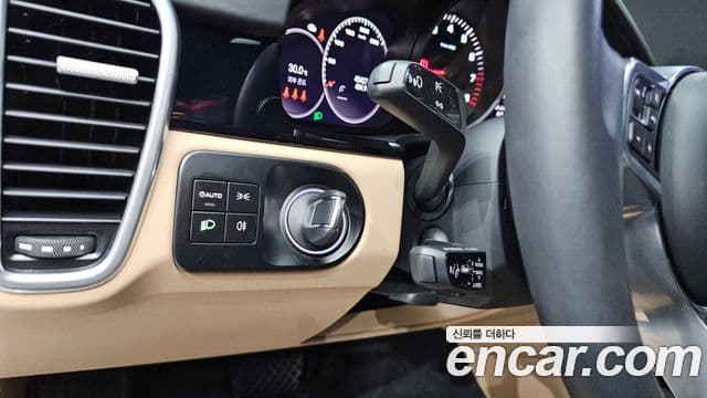 Porsche Cayenne 2023 — Photo 2/36