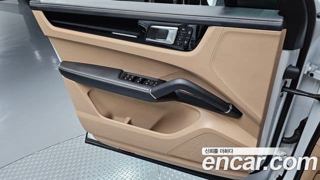 Porsche Cayenne 2023 — Photo 16/36