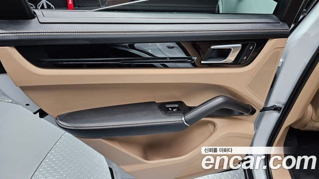 Porsche Cayenne 2023 — Photo 22/36