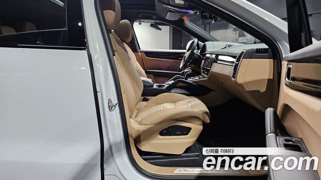 Porsche Cayenne 2023 — Photo 34/36