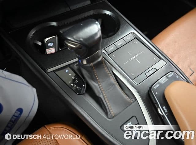 Lexus UX250h 2019 — Şəkil 19/20