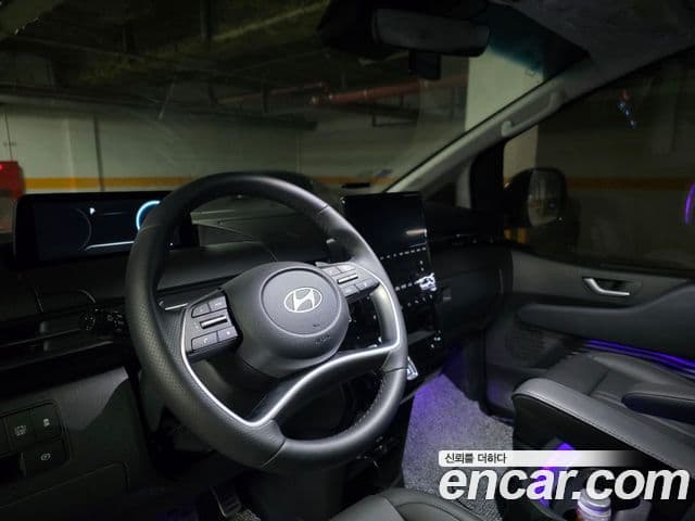 Hyundai Staria 2025 — Photo 1/9