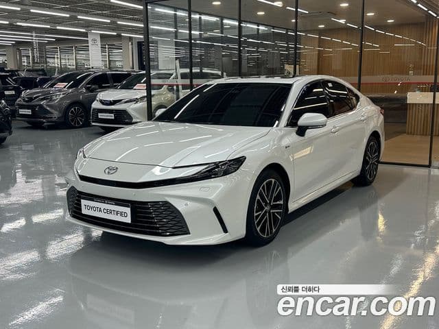 Toyota Camry 2025 — Photo 8/19