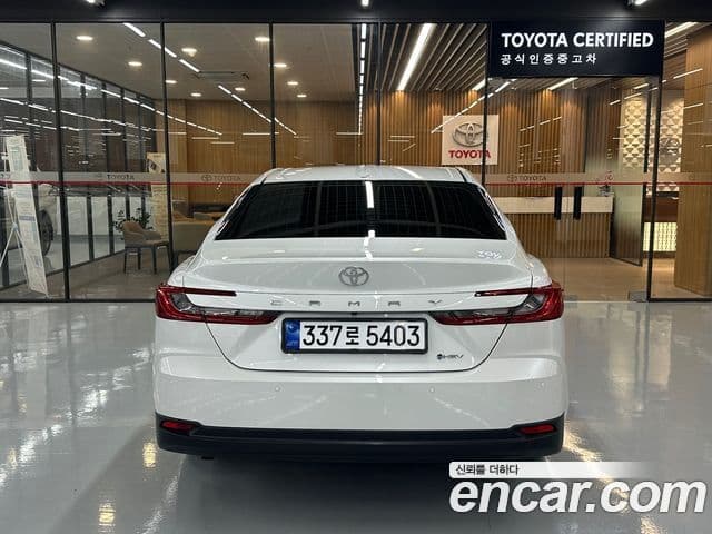 Toyota Camry 2025 — Photo 18/19