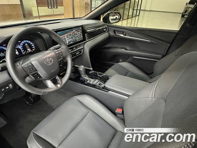 Toyota Camry 2025 — Photo 2/19