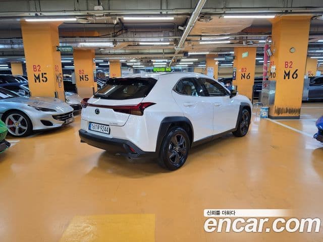 Lexus UX300h 2025 — Photo 16/18