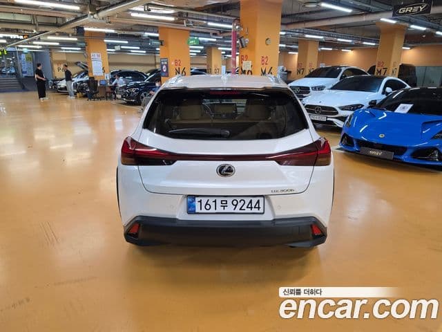 Lexus UX300h 2025 — Photo 5/18