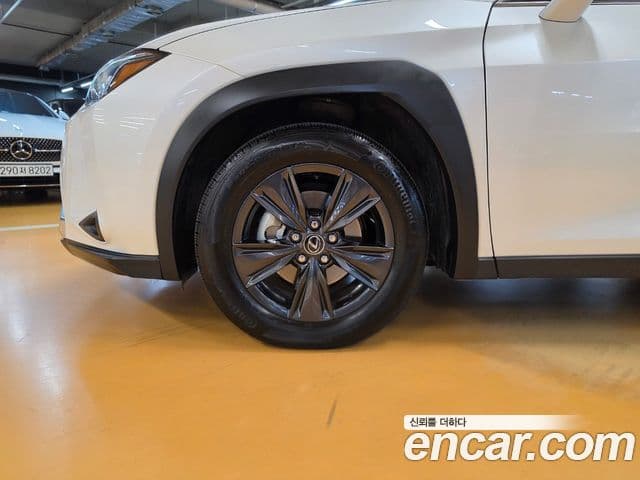 Lexus UX300h 2025 — Photo 7/18