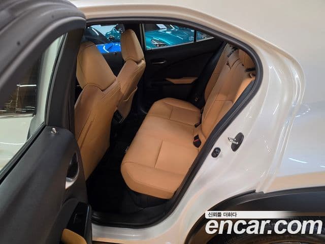 Lexus UX300h 2025 — Photo 17/18