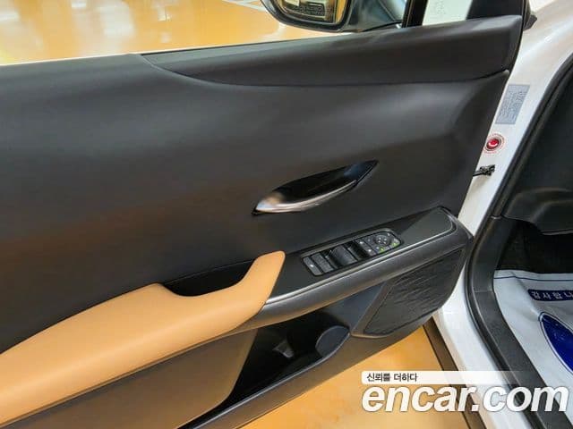 Lexus UX300h 2025 — Photo 9/18