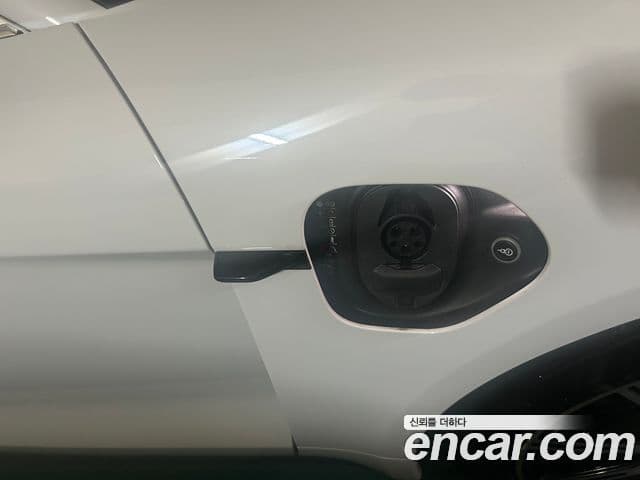 Porsche Taycan 2021 — Photo 2/9