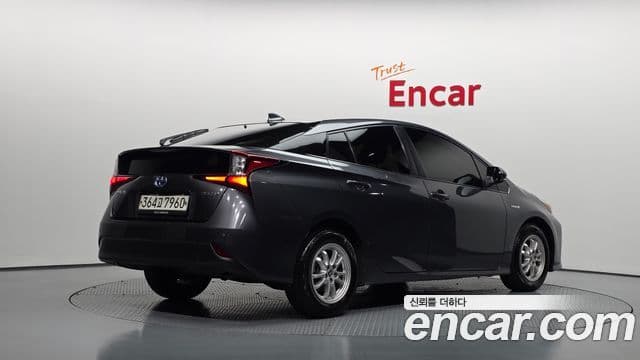 Toyota Prius 2019 — Фото 2/20