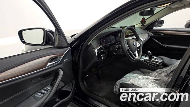 BMW 5 Series 2023 — Photo 23/36