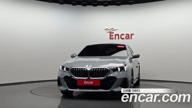BMW 5 Series 2023 — Şəkil 8/39