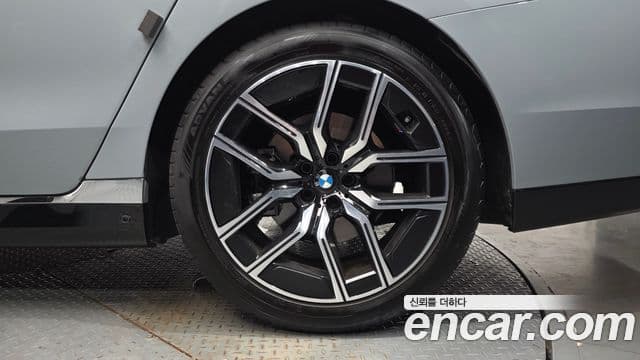 BMW 7 Series 2025 — Photo 10/37