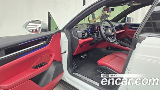 Porsche Macan EV 2025 — ფოტო 17/35