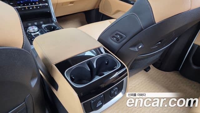 Kia Carnival 2023 — Şəkil 28/34