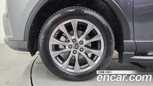 Toyota RAV4 2018 — Photo 8/32