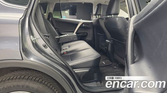 Toyota RAV4 2018 — Photo 12/32