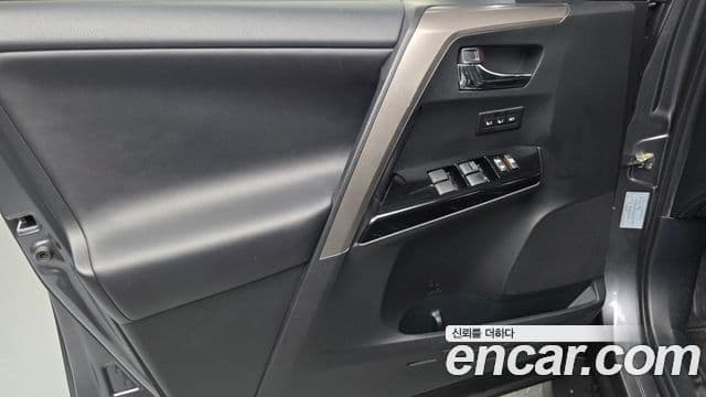 Toyota RAV4 2018 — Photo 15/32